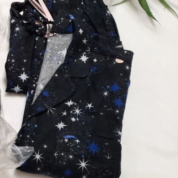 Victoria’s Secret Galaxy Pajama And Blanket Set - Picture 4 of 10